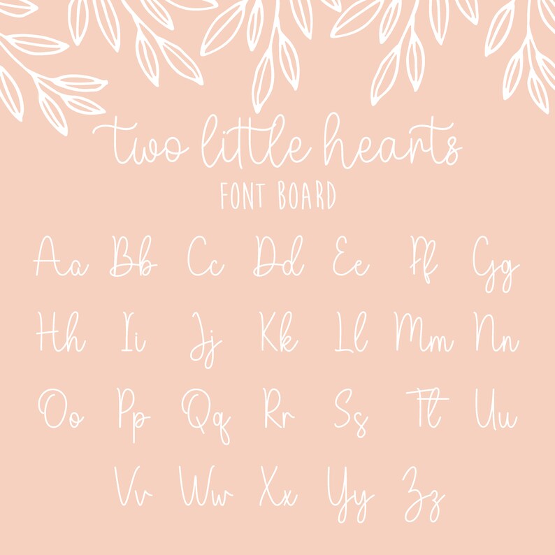 K&ouml;nnte beinhalten: Ein wei&szlig;es Schrifttafel mit dem Text "two little hearts" und einer Tabelle des Alphabets in kursiver Schrift.