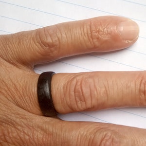 Anillos finos de coco Negro hechos de coco tucum imagen 3