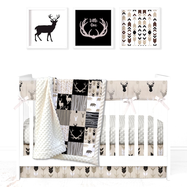 Ensemble de lit de bébé Minky personnalisé : patchwork de bois avec cerf, bois, ours, en beige et noir (choix de 8 pièces)