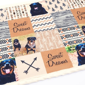 Puede incluir: Una colcha de retazos con una variedad de patrones, incluyendo flechas, formas geométricas y veta de madera. La colcha presenta múltiples fotos de Rottweilers y el texto "Sweet Dreams".