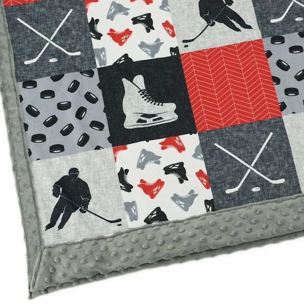 Minky Decke | Eishockey Patchwork| Rot & Grau | Gestickten Namen hinzufügen | Baby, Kind, Teenager, Erwachsene Größen