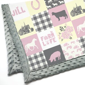 Könnte beinhalten: Eine rosa und gelbe Babydecke mit Patchwork-Design, das Farmtiere, Traktoren, ein Hufeisen, ein kariertes Muster und den Text "JILL" und "FARM LIFE" zeigt.