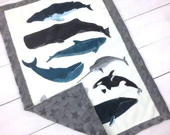 Manta de bebé Minky con ballenas, orca, narval, decoración de guardería oceánica, regalo de baby shower de ballena, agregue un nombre bordado, amuleto y tamaños para bebé