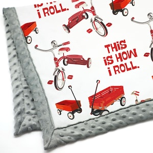 KLAAR VOOR VERZENDING Minky wiegdeken | Vintage rode wagen | "Dit is hoe ik rol" | Klassieke driewielers | Wieg- en peuterdekens