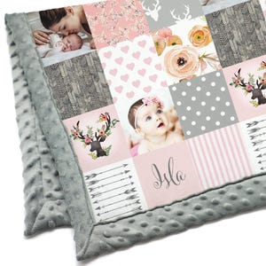 Puede incluir: Una manta de bebé rosa y gris con un diseño de patchwork. La manta presenta imágenes de un ciervo, flores, corazones, flechas y lunares. La manta también incluye dos fotos de un bebé y el nombre "Isla".