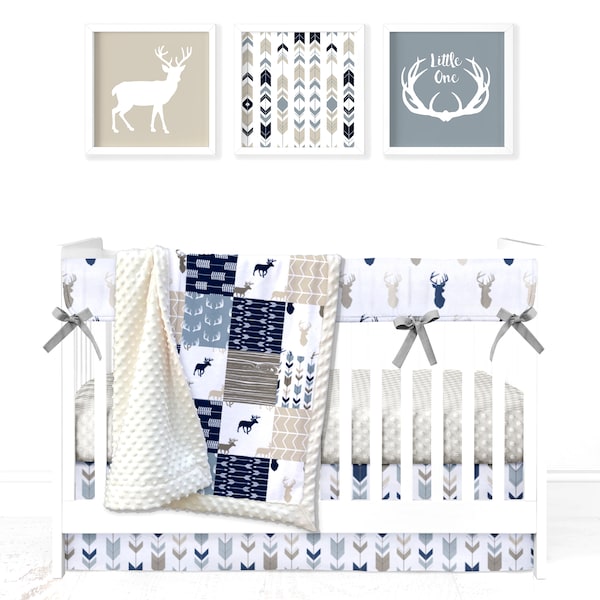 Ensemble de berceau Minky personnalisé : patchwork Woodland avec des cerfs en beige et bleu (choix de 8 pièces)