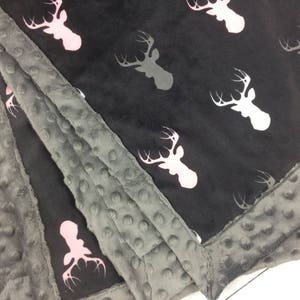ミンキーブランケット | バックヘッズ | チャコール地にピンクとグレー | 名前の刺繍を追加 | 6 サイズ: ベビー、キッズ、ティーン、大人