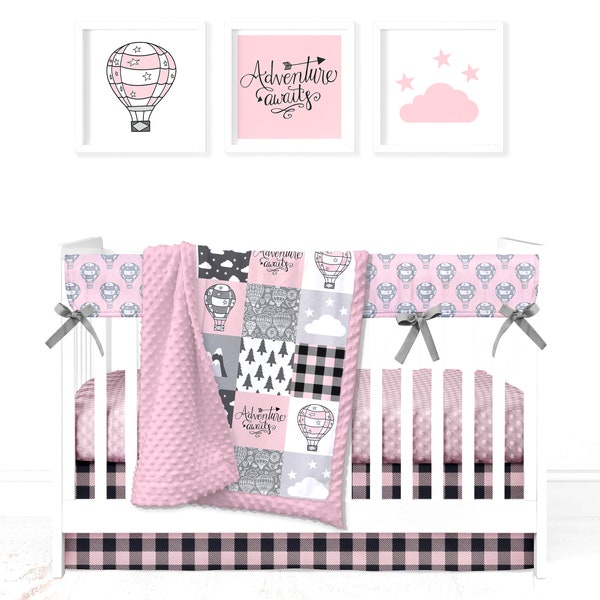 Ensemble de lit de bébé personnalisé en montgolfière Minky | "L'aventure vous attend" Parure de lit pour chambre d'enfant en montgolfière en rose | Décor de chambre d'enfant fille avec nom