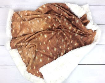 Manta de minky con estampado de ciervo cervatillo: Bambi en color cobre, borde de felpa y opción de nombre bordado.