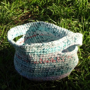 Small crocheted basket, handmade basket, housewarming gift, rustic basket, gift basket, boho basket, farmhouse chic decor, gift for friend
