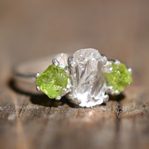 Anillo de compromiso Peridoto crudo y cuarzo transparente, anillo de piedra preciosa de corte tosco, tamaño 4 5 6 7 8 9 10 11 12, regalo de aniversario de Avello para mujer.