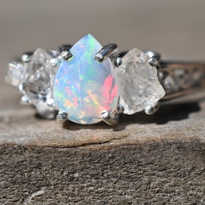 Anello centrotavola con opale iridescente - Pietre laterali sfaccettate - Regalo di anniversario di gioielli Boho unici per donna