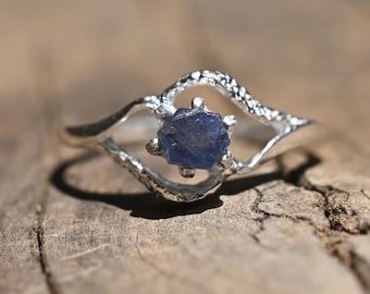Anel solitário em prata de lei com safira birmanesa azul-escura, feito à mão.