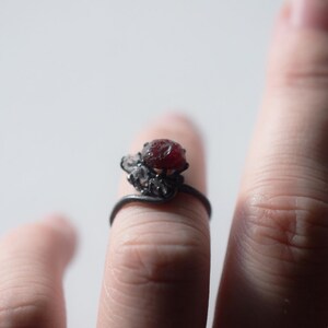 Ruwe Robijn en de diamanten verlovingsring, ruwe diamantring, natuurlijke Onbesneden Diamond trouwring, Sterling zilveren trouwring Ring afbeelding 3