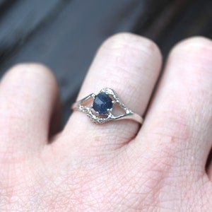 Raw Stone Ring, Art Deco Ring Raw Diamond Ring Uncut Engagement Ring Handmade Sapphire ring Peridot minimalist anniversary gift for woman Burmese Sapphire