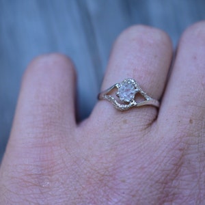 Weißer Diamantring, Sterlingsilber-Verlobungsring, Rohdiamant, natürlicher Edelstein, Versprechensring-Brautring Einzigartige alternative amerikanische