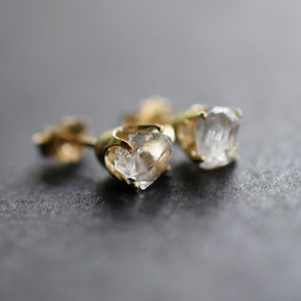 Pendientes de diamantes en bruto de 14k, pendientes de oro, pendientes de novia, pendientes de diamantes sin tallar, pendientes únicos, pequeños pendientes de oro, regalo de pendientes de diamantes sin tallar