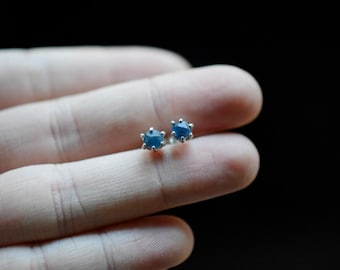 pendientes de zafiro, pendientes de zafiro azul, zafiro natural, zafiros en bruto, pendientes de piedras preciosas en bruto, pequeños pendientes de plata, auténticos