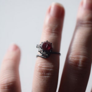 Ruwe Robijn en de diamanten verlovingsring, ruwe diamantring, natuurlijke Onbesneden Diamond trouwring, Sterling zilveren trouwring Ring afbeelding 1