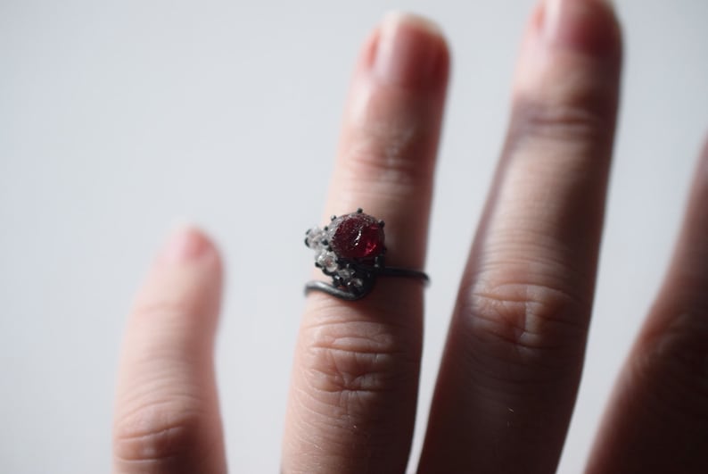 Ruwe Robijn en de diamanten verlovingsring, ruwe diamantring, natuurlijke Onbesneden Diamond trouwring, Sterling zilveren trouwring Ring afbeelding 1