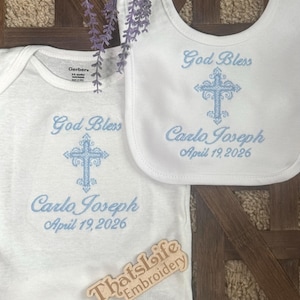 Body de Bautismo con Cruz y Nombre Personalizado, Regalo de Bautizo Bordado, Dios Bendiga al Bebé, Body de Bautismo y/o Babero a Juego imagen 4