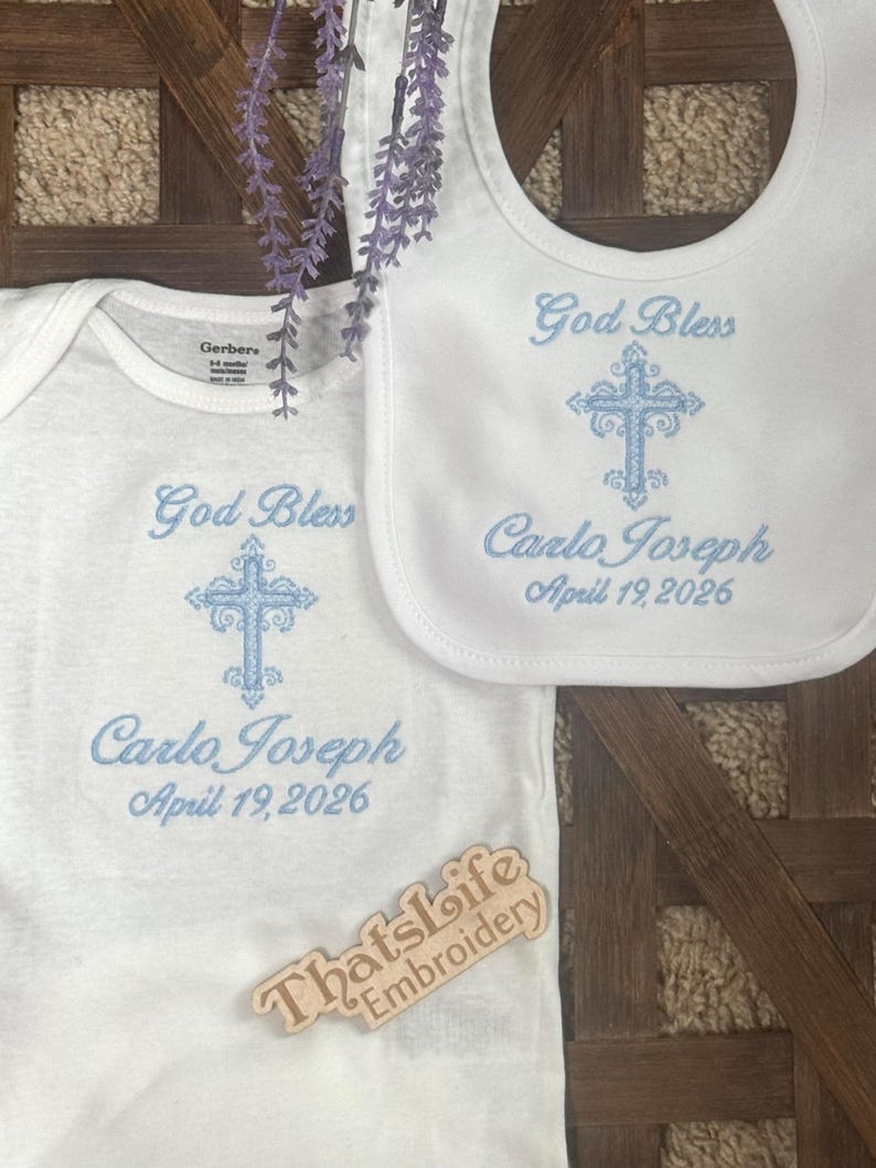 Body de Bautismo con Cruz y Nombre Personalizado, Regalo de Bautizo Bordado, Dios Bendiga al Bebé, Body de Bautismo y/o Babero a Juego imagen 4