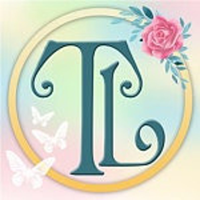 Puede incluir: Una letra "T" azul turquesa con adornos decorativos, rodeada de un c&iacute;rculo dorado y una rosa rosa con hojas verdes. Mariposas blancas vuelan alrededor de la letra.