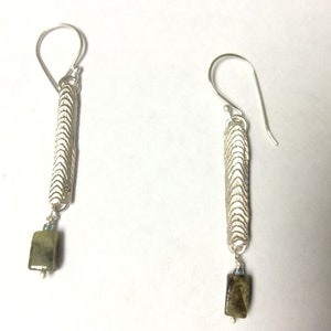 Puede incluir: Pendientes de plata con un diseño largo en forma de cadena y un colgante cuadrado de piedra verde.