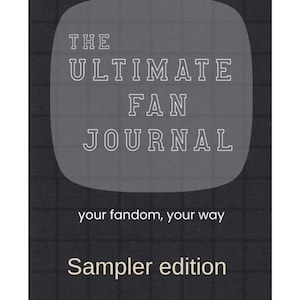 Puede incluir: Un diario gris oscuro con el texto "THE ULTIMATE FAN JOURNAL" en letras blancas delineadas. Debajo, se lee "your fandom, your way" y "Sampler edition". El fondo tiene un patrón de cuadrícula.