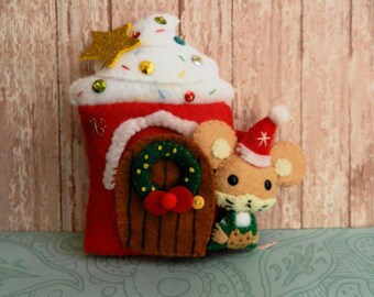 Felt Mouse in a Christmas Mug House by FairyShore
