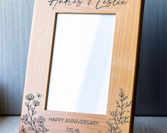 Cadre photo en bois gravé floral personnalisé – Noms et date personnalisés | Cadeau d'anniversaire de mariage pour couple