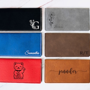 Cubierta de chequera personalizada, soporte de chequera, billetera de chequera delgada, cuero vegano 46 opciones personalizadas, flor del mes de nacimiento, gato de la suerte