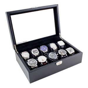 K&ouml;nnte beinhalten: Schwarze Lederuhrenbox mit Glasdeckel und 10 F&auml;chern zur Aufbewahrung von Uhren. Die Box hat ein Karbonfaser-Muster und der Text "caddy bay collection" ist innen aufgedruckt.