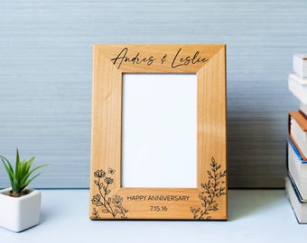 Cadre photo en bois personnalisé pour anniversaire de mariage - cadre photo en bois de noyer aulne floral gravé personnalisé, 4 x 6 5 x 7 8 x 10, cadeau de jeunes mariés amusant