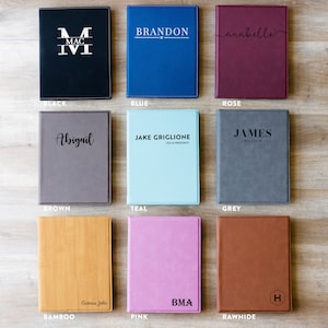 Op de afbeelding: Negen verschillende gekleurde kunstlederen notitieboekjes met verschillende gepersonaliseerde tekst en initialen. De notitieboekjes zijn gerangschikt in drie rijen van drie. De kleuren zijn zwart, blauw, roze, bruin, teal, grijs, bamboe, roze en rauw leer.