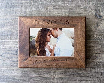 Cadre photo personnalisé - Cadre photo de mariage / Cadre photo pour jeunes mariés / Cadre photo 4x6 5x7 / Cadre photo en bois de noyer gravé sur mesure