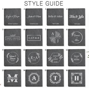 K&ouml;nnte beinhalten: Ein Style Guide f&uuml;r Schieferuntersetzer mit 16 verschiedenen Designs. Die Designs beinhalten Namen, Daten, Initialen und florale Motive. Die Untersetzer sind schwarz mit wei&szlig;er Beschriftung und Designs.