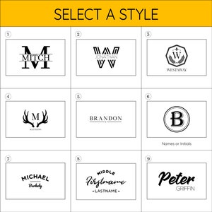 K&ouml;nnte beinhalten: Neun verschiedene Monogrammstil-Optionen f&uuml;r ein personalisiertes Geschenk. Die Stile umfassen eine klassische Initial mit einem Namen, eine geometrische Initial, ein Wappen mit einem Namen, ein Hirschgeweih mit einer Initial und einem Namen, einen einfachen Namen, einen Kreis mit einer Initial, einen Namen im Vintage-Stil, einen Namen im Schrift-Stil und einen Namen im fetten Schrift-Stil.