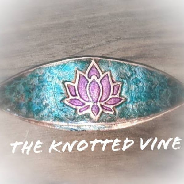 Le lotus violet sur la navette Aqua Tatting. Sur commande. Disponible uniquement via theknottedvine sur Etsy !