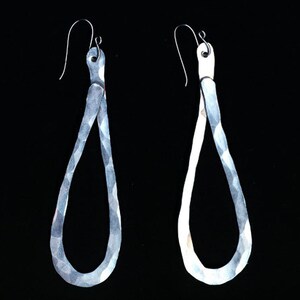 Larmes en aluminium martelé et fils d'oreille en argent sterling, boucles d'oreilles modernes organiques image 1