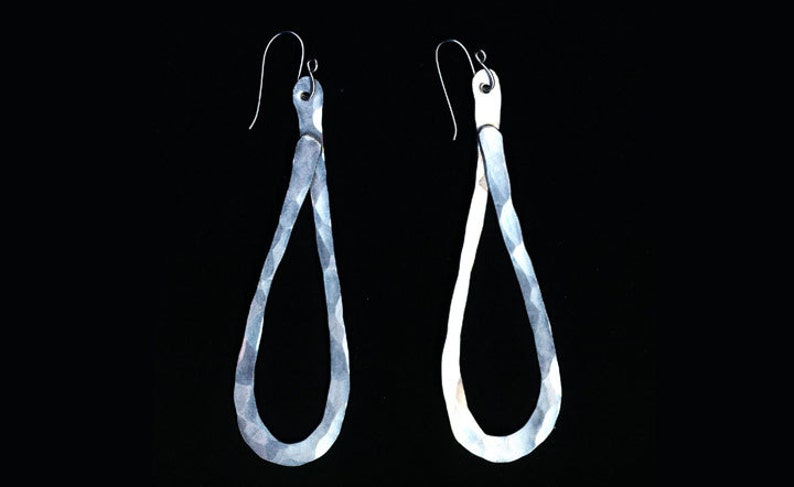 Larmes en aluminium martelé et fils d'oreille en argent sterling, boucles d'oreilles modernes organiques image 1