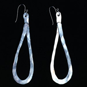 Larmes en aluminium martelé et fils d'oreille en argent sterling, boucles d'oreilles modernes organiques image 2