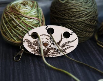 Raven Skull knitting & crochet yarn separator. Yarn divider with three holes for colorwork, made from maple wood.