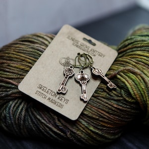 Skeleton Keys removable knitting progress keepers & crochet stitch markers. Set of 3 stitch markers with vintage style passkeys.