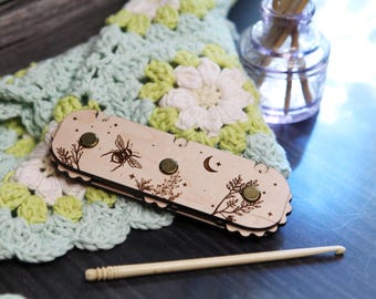 Bee Knitting and Crochet Row Counter. 3 digit dial to keep progress of your rows. Honey bee with plants and moon made from maple wood.