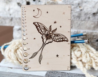 Aiguille à tricoter Luna Moth avec croissant de lune et étoiles en bois d'érable ; Règle de 5 pouces pour les tricoteurs