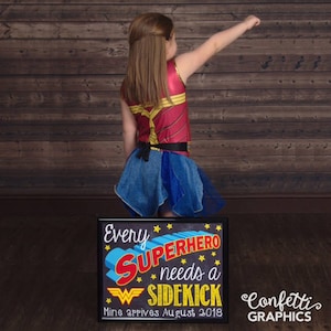 Every Superhero Needs a Sidekick Wonder Woman Mine Kommt an Custom Date Chalkboard Schwangerschaft Ankündigung Baby Reveal Kreide Poster Schild Prop