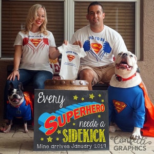 Cada superhéroe necesita una mina de compañero llega con fecha personalizada Pizarra Anuncio de embarazo Baby Reveal Chalk Poster Sign Photo Prop