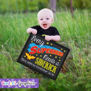 Every Superhero braucht einen Sidekick Wonder Woman Mine kommt benutzerdefinierte Datum Kreidetafel Schwangerschaft Ankündigung Baby offenbaren Kreide Poster Zeichen Prop