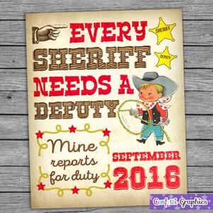 Cada sheriff necesita un ayudante Mine Llega Vintage Retro Cowboy Fecha personalizada Anuncio de embarazo Bebé Revelar tiza Cartel Cartel Foto Prop